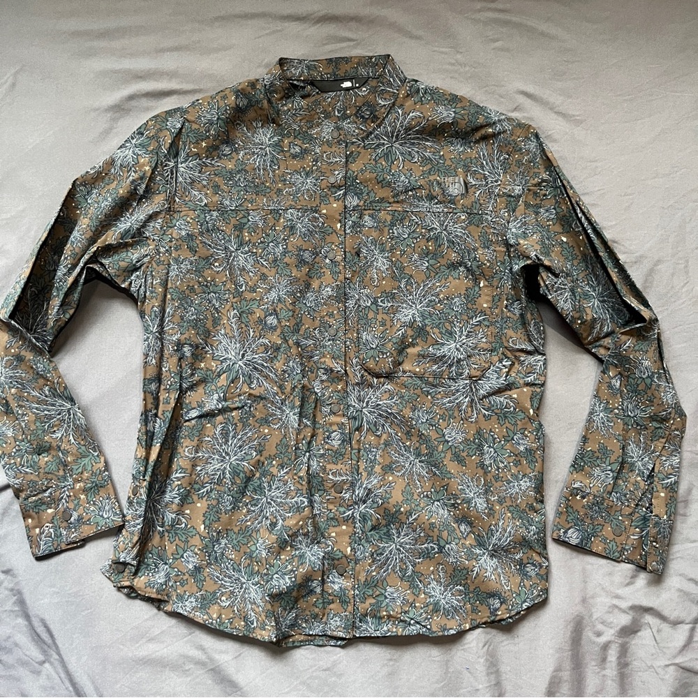 The North Face women’s long sleeve green light weight button up blouse medium